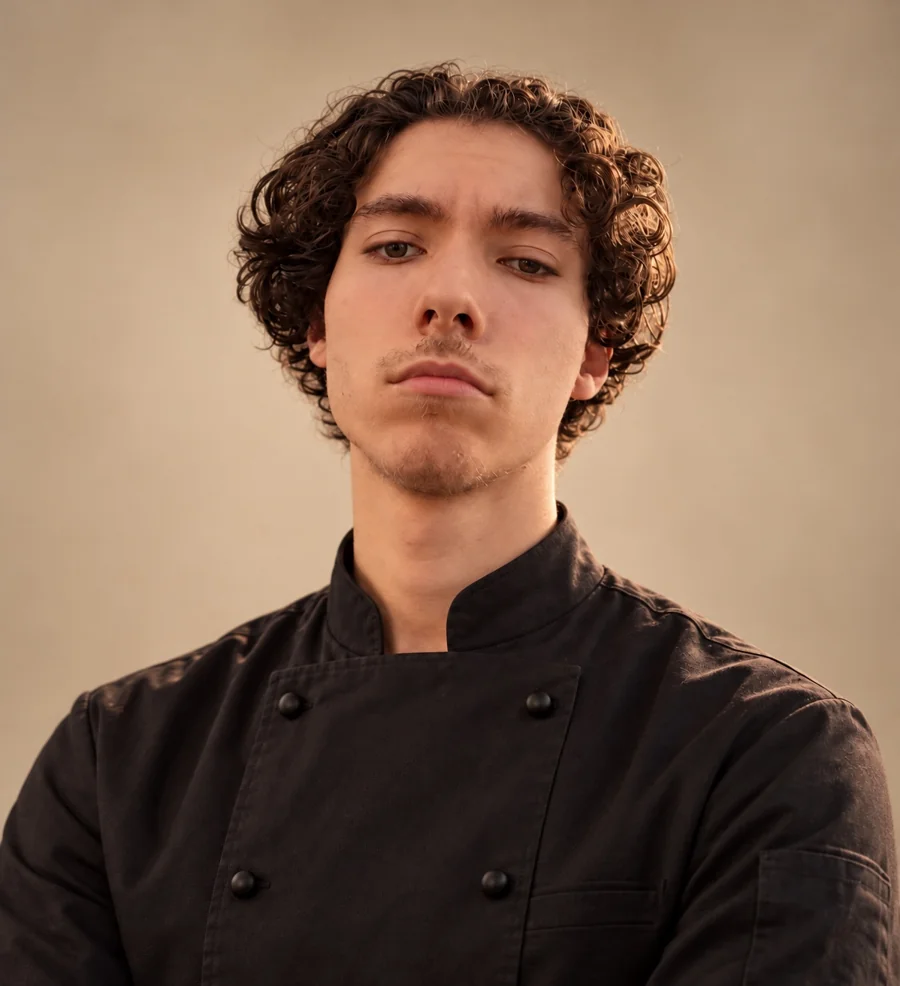 Portrait de Paul-Arnaud en veste de cuisine noire