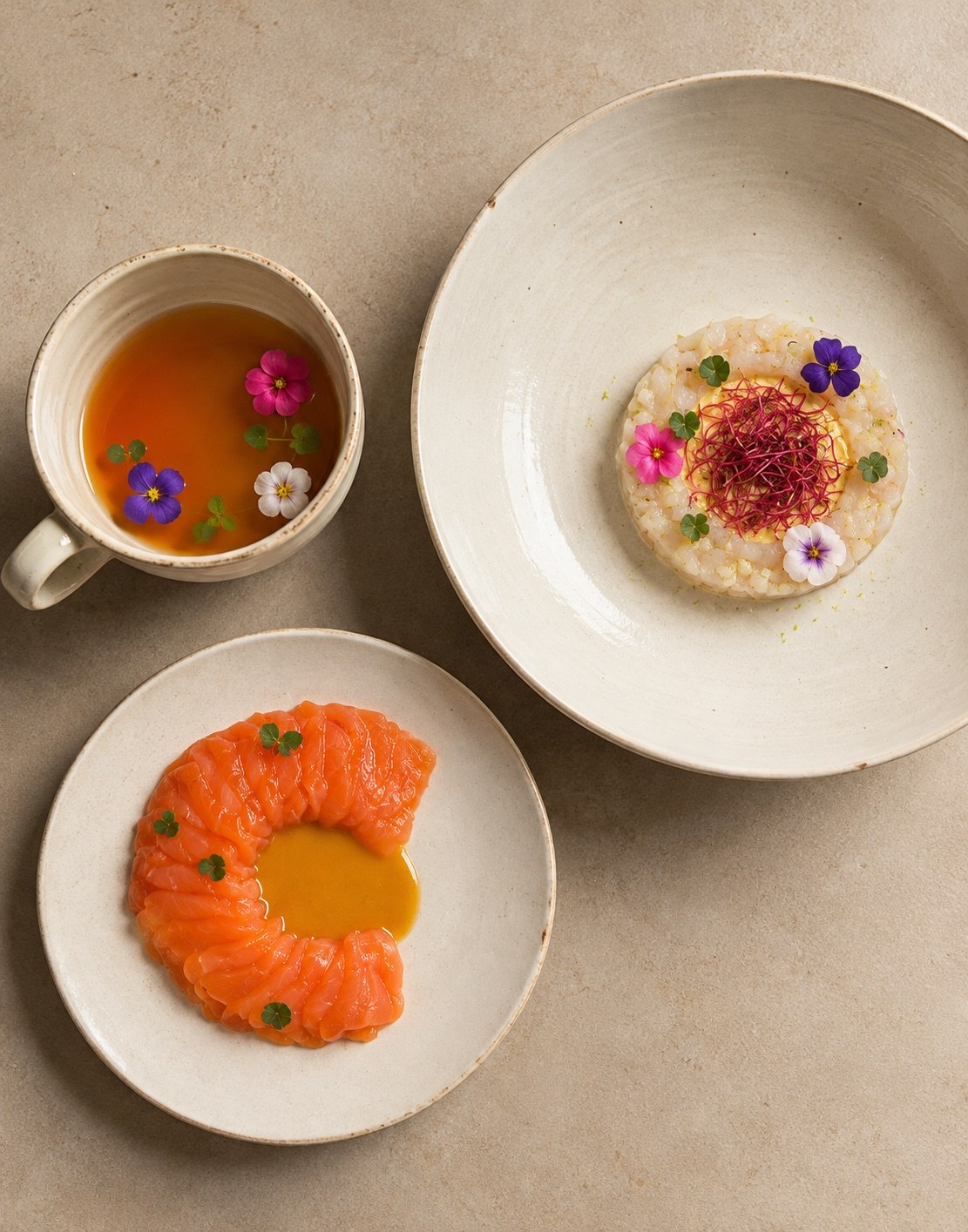 Assiette de saumon cru et préparation délicate, fleurs et bouillon